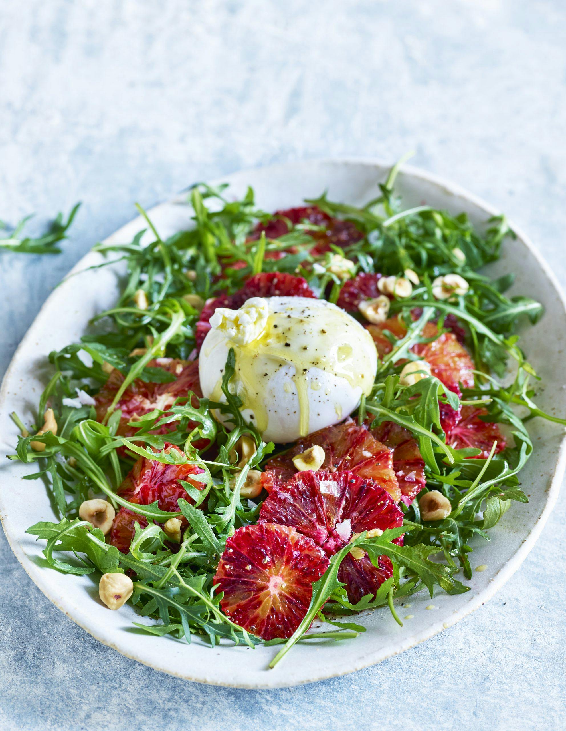 Blodappelsinsalat med burrata og ristede hasselnøtter